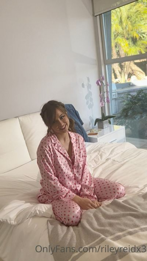Step Sister Caught Humping Her Pillow